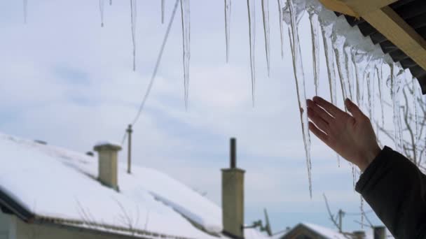 Homme Touche Des Glaçons Hiver Sur Toit — Video