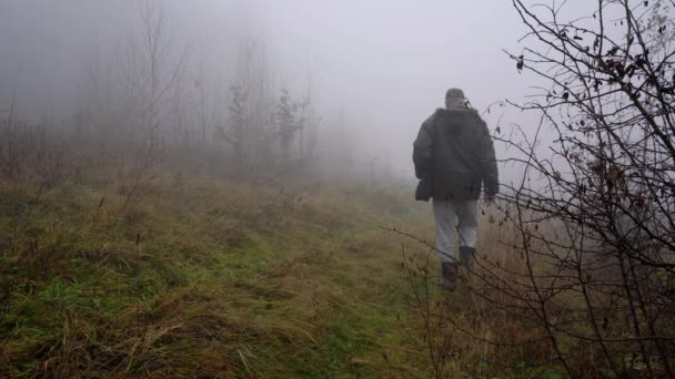 L'homme entre dans un brouillard dense 