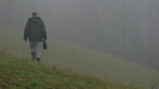 男は密な霧の中に行く — ストック動画