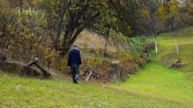 Adam eski ahşap çit gider