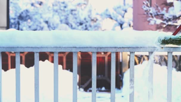 Två Man Går Bredvid Snöiga Staket — Stockvideo