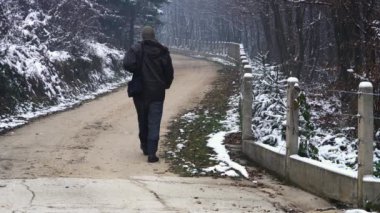 Beton çit yanındaki adam gider 