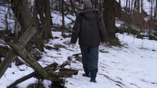 Чоловік Йде Вздовж Старого Дерев Яного Паркану — стокове відео