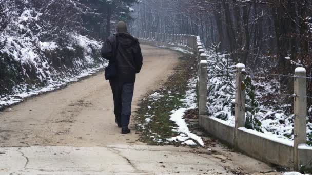 Omul Merge Lângă Gardul Beton — Videoclip de stoc