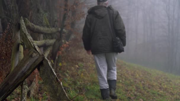 人类触摸古老的木栅栏 进入浓雾 — 图库视频影像