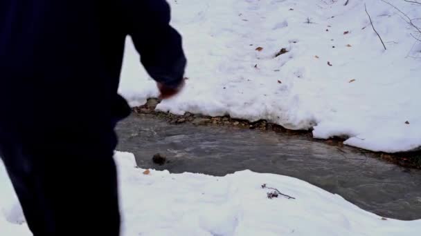 Człowiek Przechodzi Creek Zimowym Drewnem — Wideo stockowe