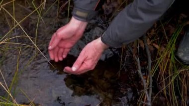 Adam bir orman dere ellerini yıkar
