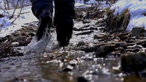 Hombre Pasa Por Arroyo Montaña — Vídeos de Stock