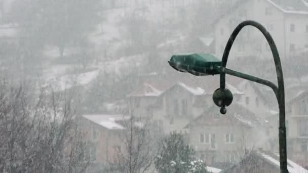 Перший Сніг Падає Вуличну Лампу Поселення — стокове відео