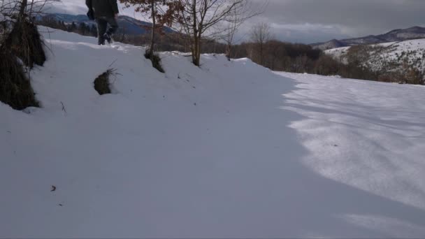 Hombre Por Encima Frontera Nieve — Vídeo de stock