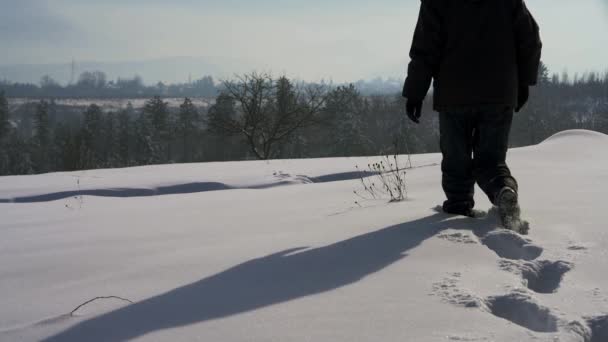 Mann Geht Durch Tiefen Schnee — Stockvideo