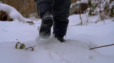 Erkek karlı orman yolundan gider