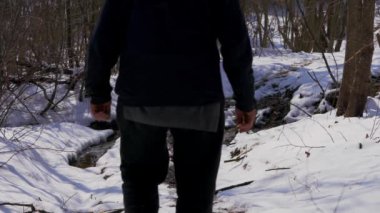 Erkek karlı orman yolundan gider