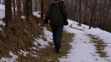 Erkek karlı orman yolundan gider