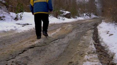 Adamın ıslak orman yolu kar erimiş gitmiş
