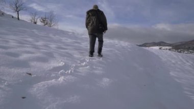 Tepeye karda yürüyen adam