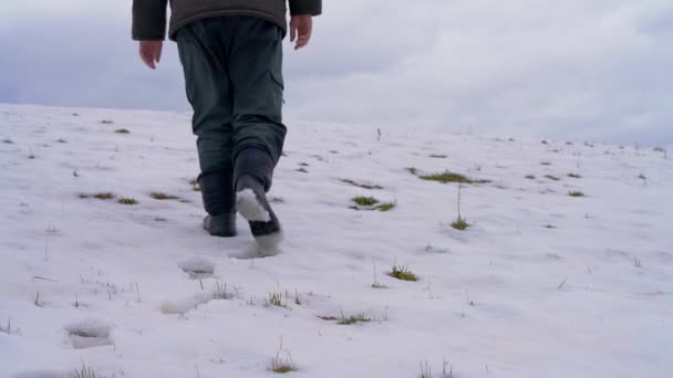 Mężczyznę Idącego Pod Górę Śniegu — Wideo stockowe