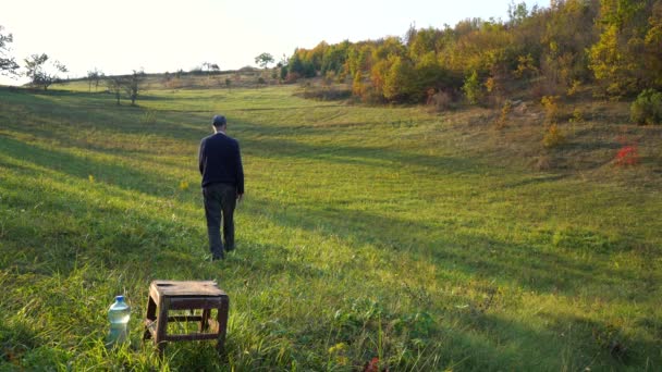 Uomo Seduto Sul Sedile Passa Attraverso Prato Lontananza — Video Stock