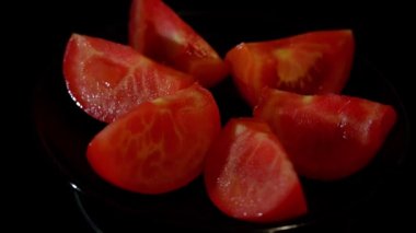 Siyah arka planda domates dilimi rotasyonu