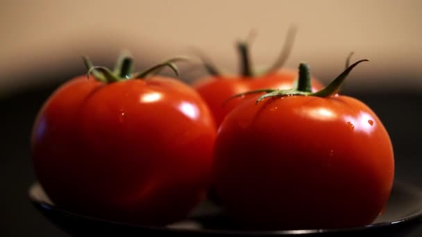 Obrót Pomidorami Czarnym Tle Kroplami Wody — Wideo stockowe