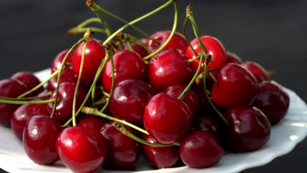 Iluminación Natural Rotación Cereza Orgánica Con Gotas Agua — Vídeos de Stock