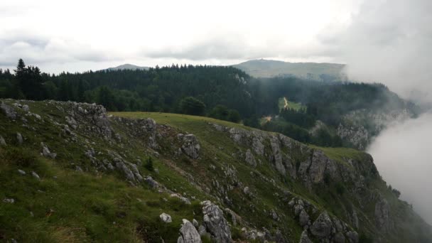 Brouillard Déplace Lentement Par Montagne — Video