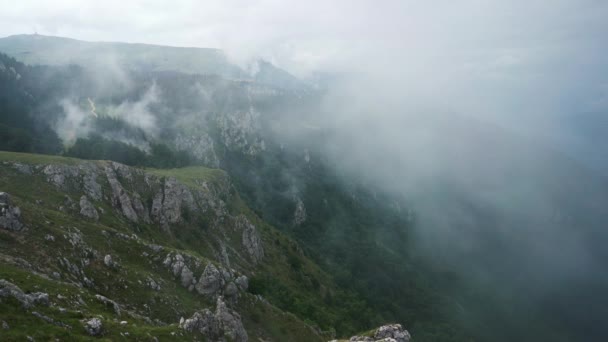 Brouillard Déplace Lentement Par Montagne — Video