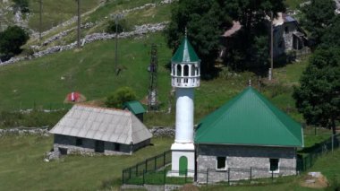 Lukomir köyü küçük cami turistik yer Bosna-Hersek