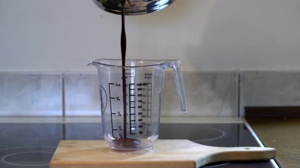 ワイルドブラックベリーの自家製ジュース ジュースの量を測定 — ストック動画