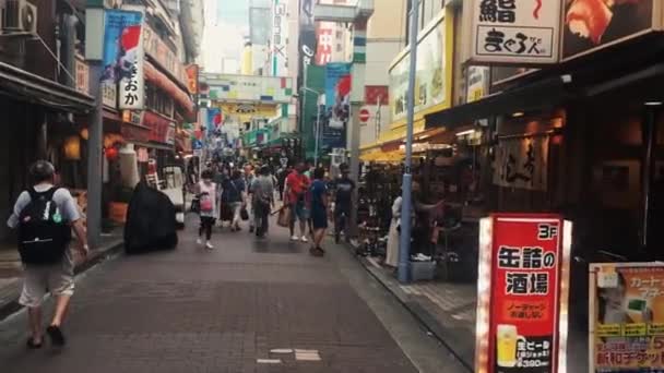 Tokio Japón Los Peatones Caminan Por Una Estrecha Calle Comercial — Vídeo de stock