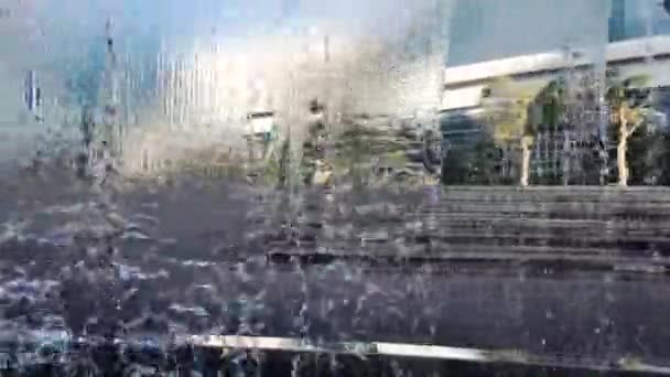 Hermosa Cascada Plaza Cayendo Agua Del Edificio Tokio Japón Agosto — Vídeo de stock