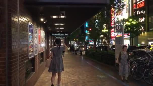 Pessoas Andando Iluminação Cidade Sob Passagens Prince Hotel Shinjuku Tokyo — Vídeo de Stock