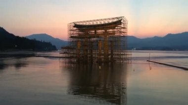  Itsukushima Yüzen Torii Kapısı Miyajima Hiroşima Japonya alacakaranlık 17 Ağustos 2019