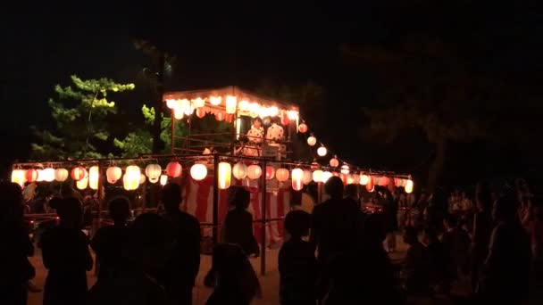 Danza Noche Artistas Japoneses Beach Itsukushima Cerca Floating Torii Gate — Vídeos de Stock