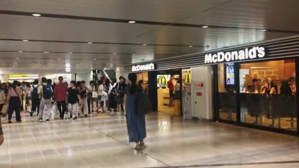 Cestující Pilně Projíždějící Vlakovým Nádražím Shin Osaka Yodogowa Japonsko Srpna — Stock video
