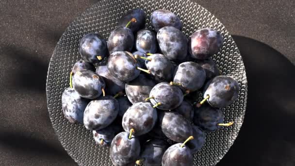 Ciruelas Maduras Orgánicas Tazón Sobre Mesa — Vídeo de stock