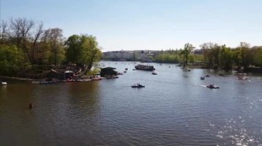 Prag, Çek Cumhuriyeti Lejyon Köprüsü 'nden Vltava Nehri çekimi 19 Nisan 2019