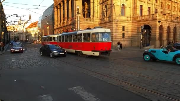 Praga Old Timer Coche Red Tram Transporte Público Calle República — Vídeo de stock