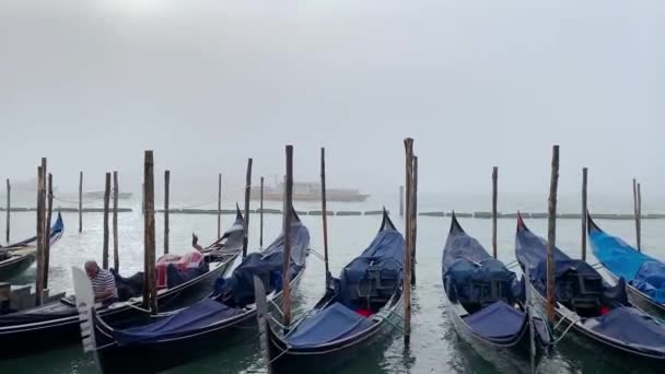 Gôndolas Balançando Suavemente Canal Veneza Venezia Itália Outubro 2019 — Vídeo de Stock