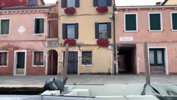 Venecia Venezia Velero Cerca Objetos Borde Del Mar Italia Octubre — Vídeos de Stock
