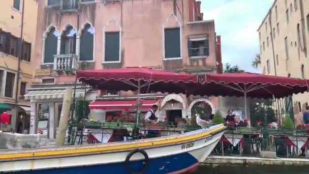 Venedig Venezia Segelboot Der Nähe Von Objekten Meerrand Italien Oktober — Stockvideo