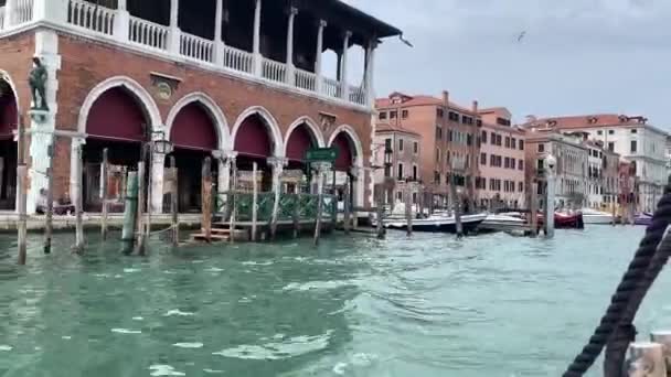 Venedig Venezia Segelboot Der Nähe Von Objekten Meerrand Italien Oktober — Stockvideo