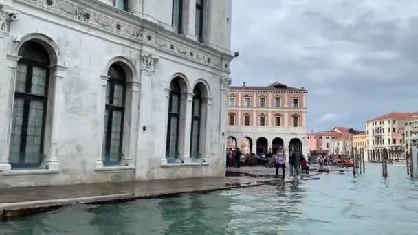 Ιστιοπλοϊκό Πλοίο Βενετία Βενετία Κοντά Αντικείμενα Στην Άκρη Της Θάλασσας — Αρχείο Βίντεο