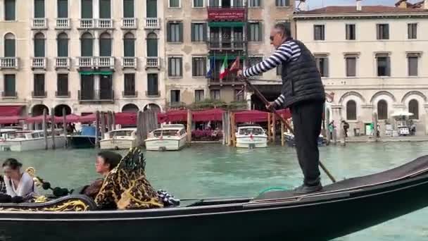 威尼斯 威尼斯 贡多莉 Gondolier 在2019年10月19日驾驶贡多莉 Gondola 与游客在意大利近岸城市的海峡上游览 — 图库视频影像