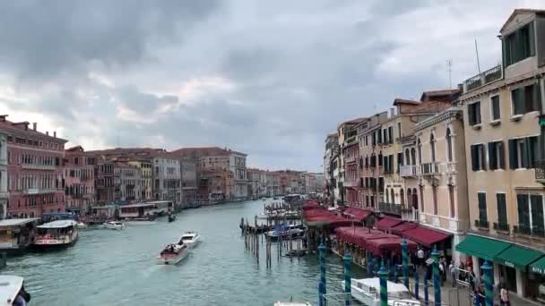 Veneza Venezia Navios Barcos Que Navegam Através Canal Com Turistas — Vídeo de Stock