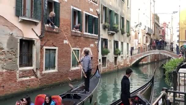 威尼斯 威尼斯 美丽的金发姑娘从窗口与贡多莉和意大利狭窄海峡的游客交谈2019年10月20日 — 图库视频影像