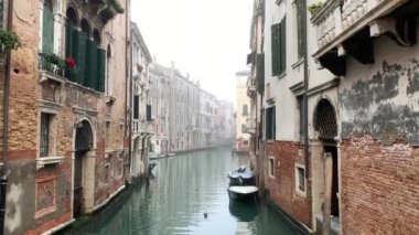 Antik evler, tekneler, kuşlar, çiçekler, sabah ışığı, sessizlik, Venedik (Venedik) İtalya (20 Ekim 2019) arasında dar su kanalı