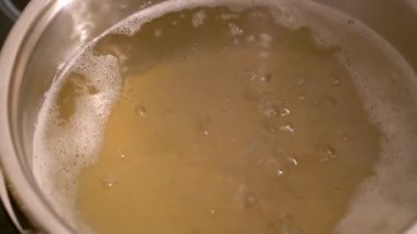 Yaşlı Çiçek Suyu Pişiriliyor ve Köpük Çıkarılıyor (Sambucus nigra)