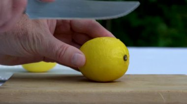 Dışarıdaki masada limon kesiyorum.