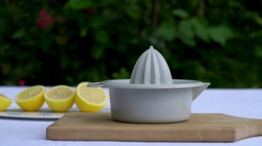 Dışarıdaki masada limon sıkıyorum.